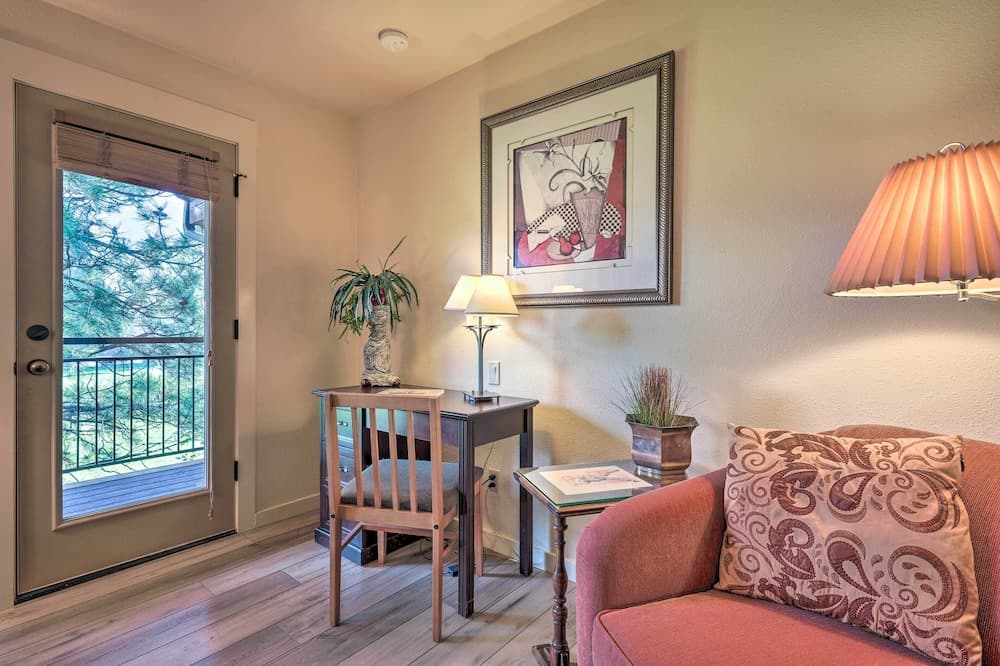 Bend Condo w/ Deck, Resort-style Amenities & Views