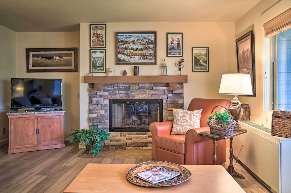 Bend Condo w/ Deck, Resort-style Amenities & Views