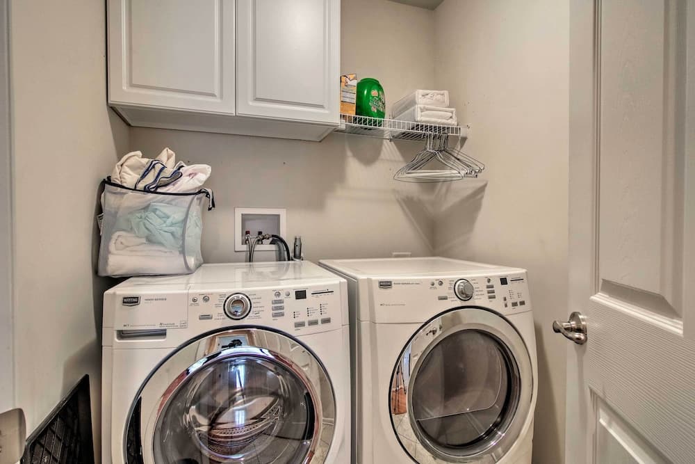 Great for Groups: Bayside Resort Home w/ Patio