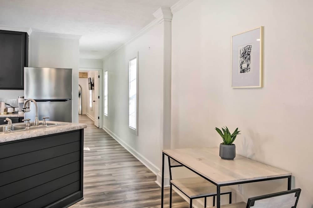 2 Mi to Msu: Chic Cottage Retreat w/ Yard!