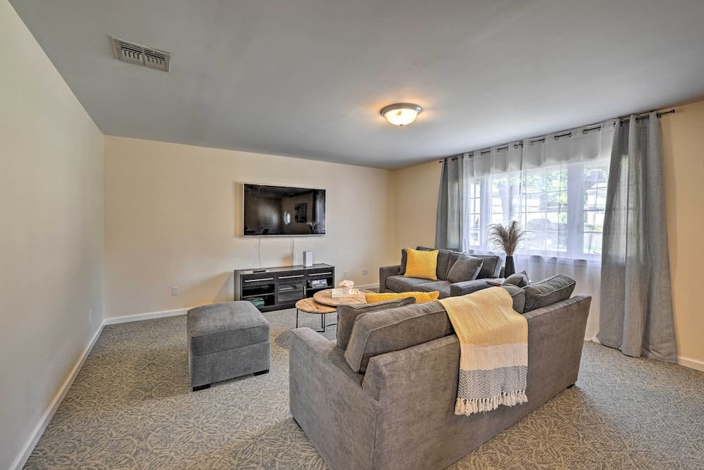 Glen Cove Home: Walk to Boardwalk + Dining!