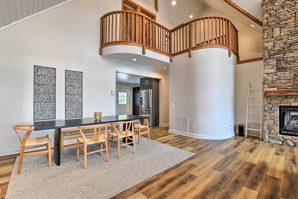 Deck + Lake Views: Grand Glenville Retreat