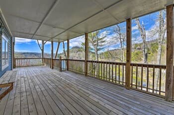 Grand Glenville Retreat: Direct Lake Access & Deck