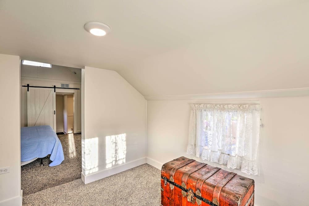 Ferndale Cottage on Private 20 Acre Farm!