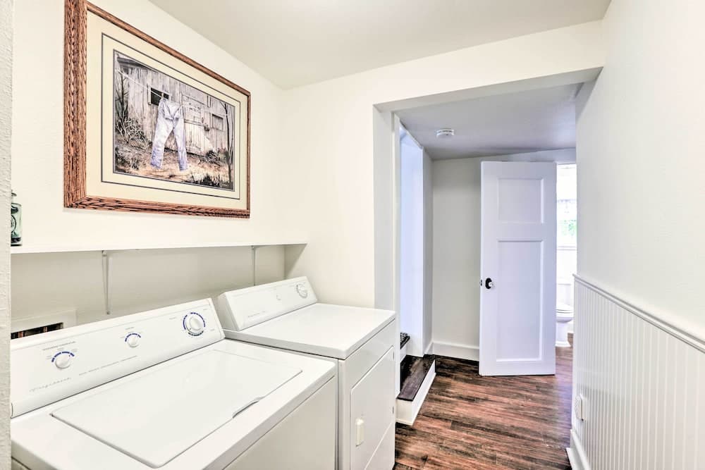 Ferndale Cottage on Private 20 Acre Farm!