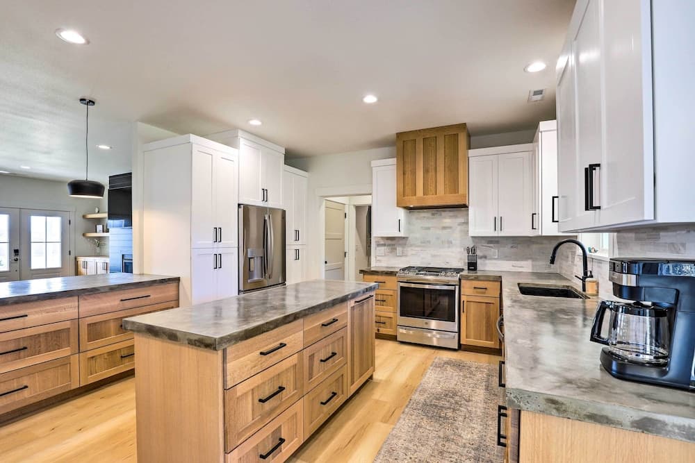 Lake Roosevelt Getaway w/ Lake + Mountain Views!