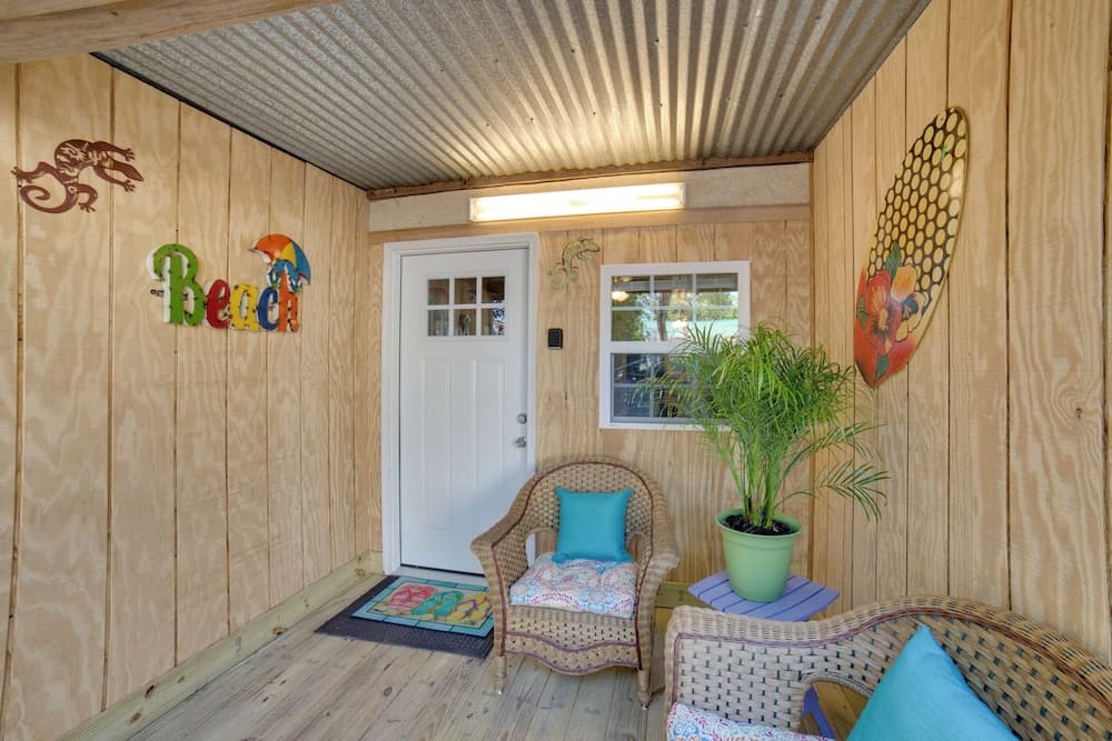 Ocean Isle Beach Studio w/ Patio - 1 Mi to Pier!