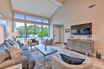 Relaxing & Modern Lake View Condo: Boat & Fish!
