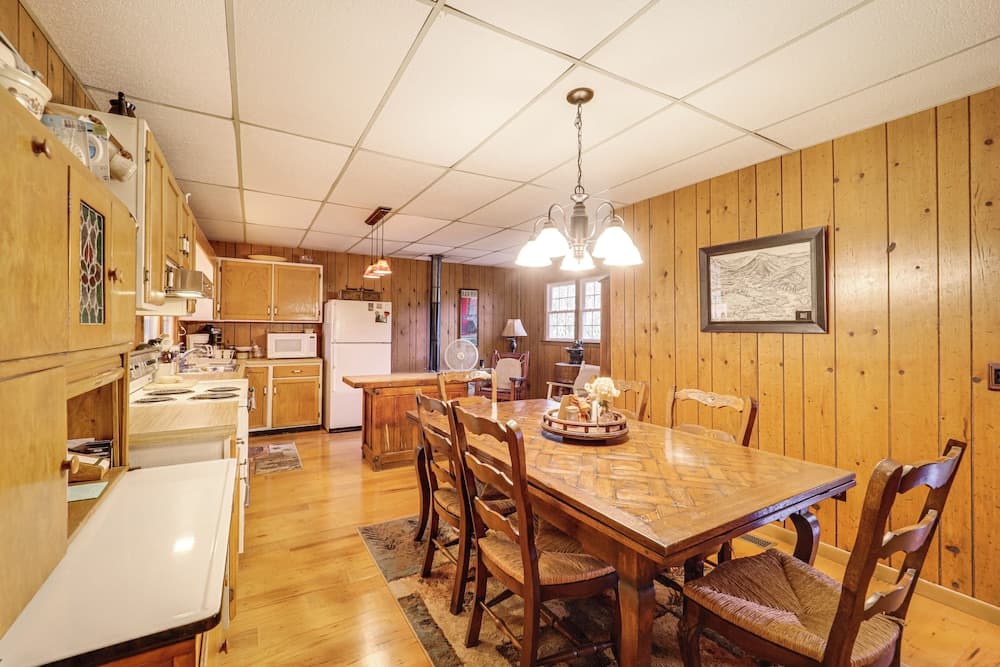 Rustic Linville Falls Cottage w/ Fire Pit!