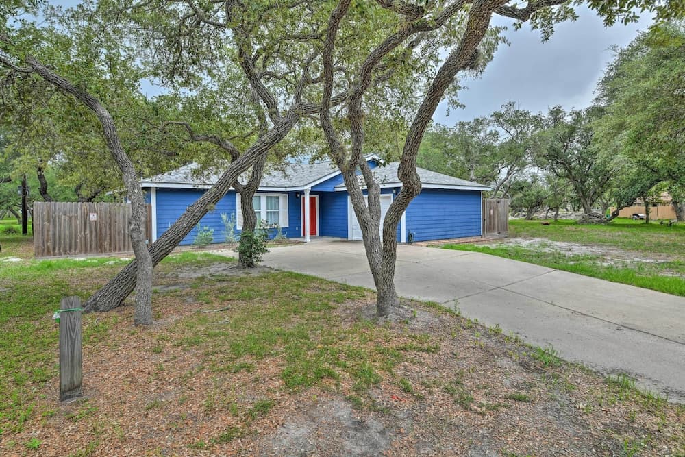 Pet-friendly Rockport Home ~ 4 Mi to Beach!