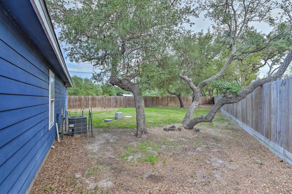 Pet-friendly Rockport Home ~ 4 Mi to Beach!