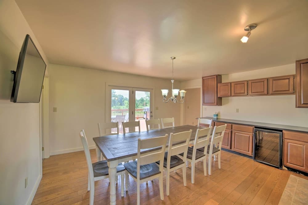 Near Boat Launch: Pet-friendly Grass Lake Getaway