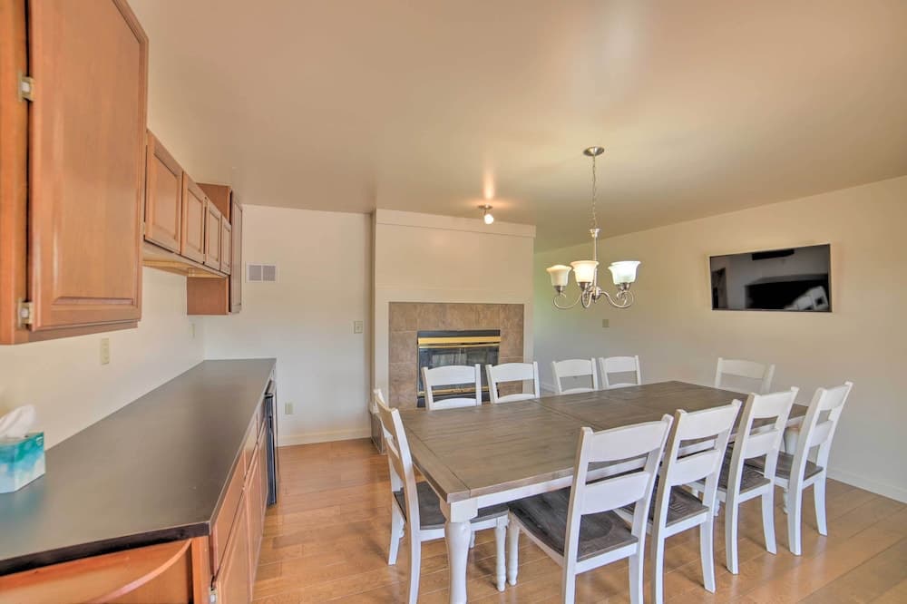 Near Boat Launch: Pet-friendly Grass Lake Getaway