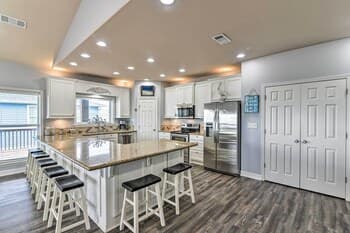 Sunny Beaches' Retreat - Walk to the Ocean!