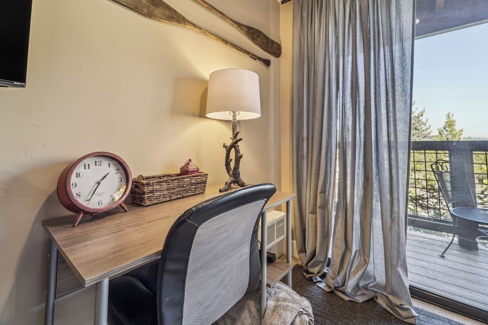 On-site Skiing: Truckee Studio w/ Balcony