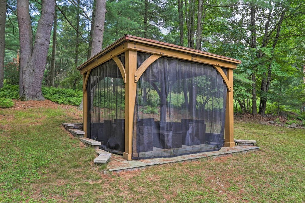 Steps to Lake: Tafton Cottage w/ Fire Pit & Grill