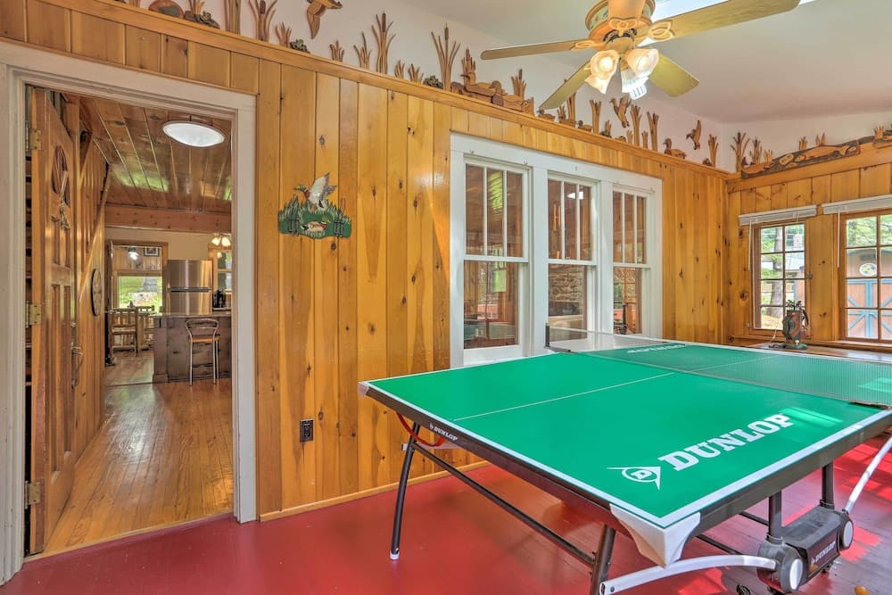 Steps to Lake: Tafton Cottage w/ Fire Pit & Grill