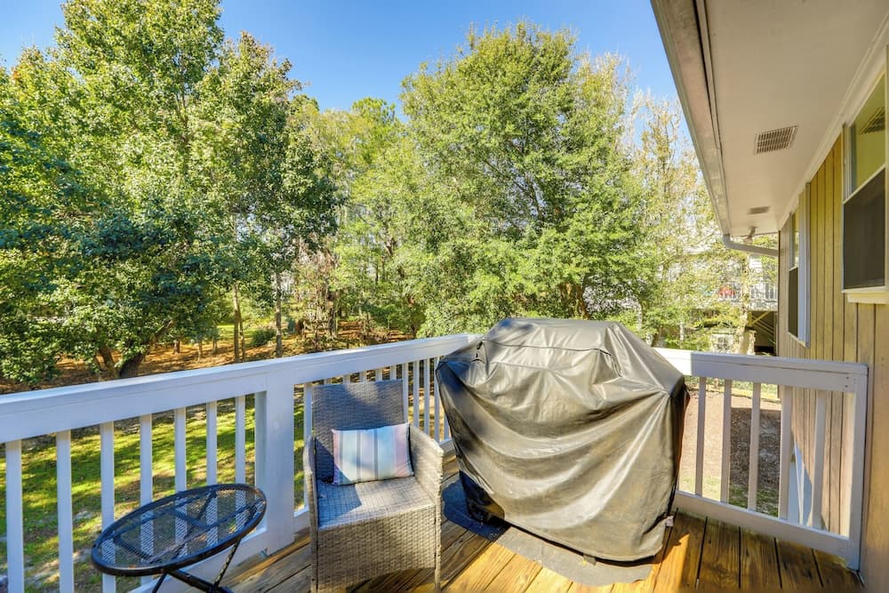 Lovely Emerald Isle Home, Walk to Beach!