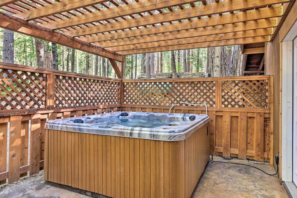 Private Hot Tub, Fire Pit + Swingset: Arnold Home
