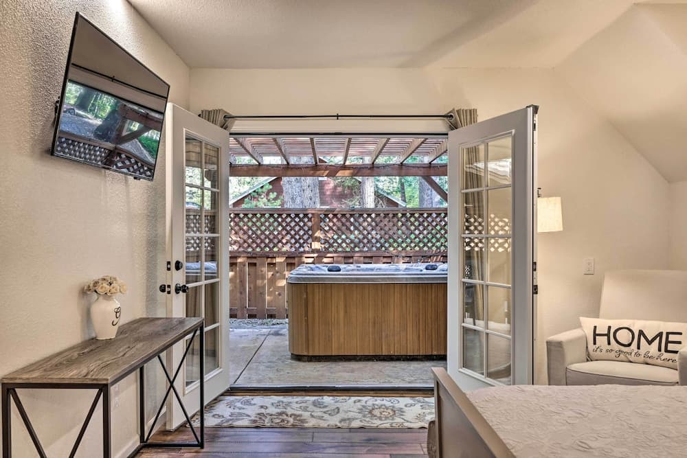 Private Hot Tub, Fire Pit + Swingset: Arnold Home