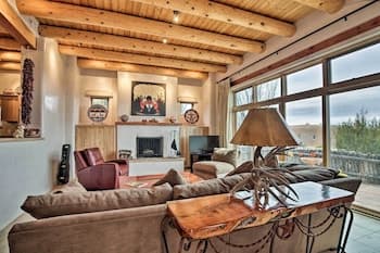 Adobe-style Home w/ Views < 5 Mi to Santa Fe Plaza