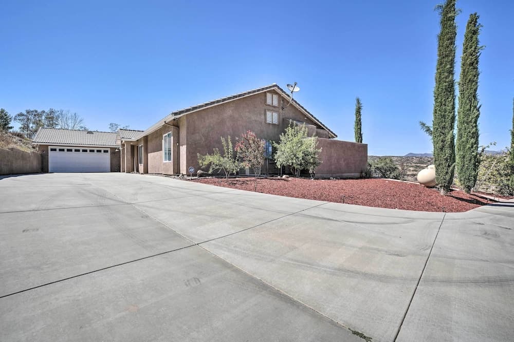 Beautiful Hemet Home: Large Patio & Mtn Views!