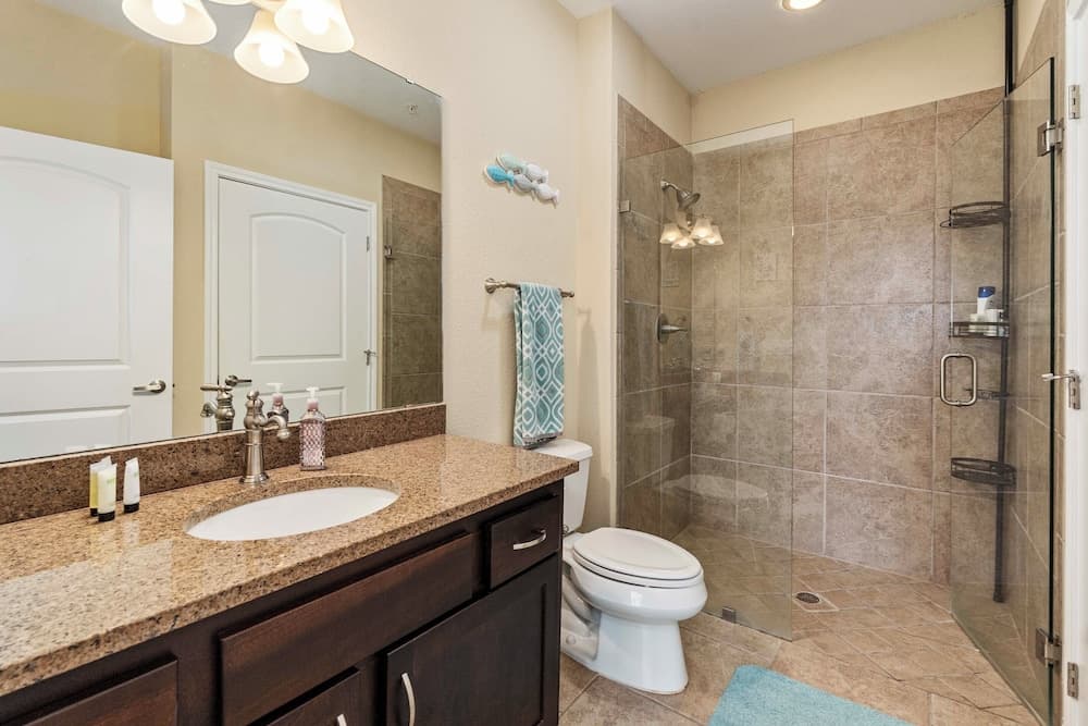 Lakefront Corsicana Condo: Pool & Private Balcony!