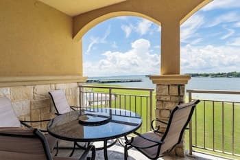 Lakefront Corsicana Condo: Pool & Private Balcony!