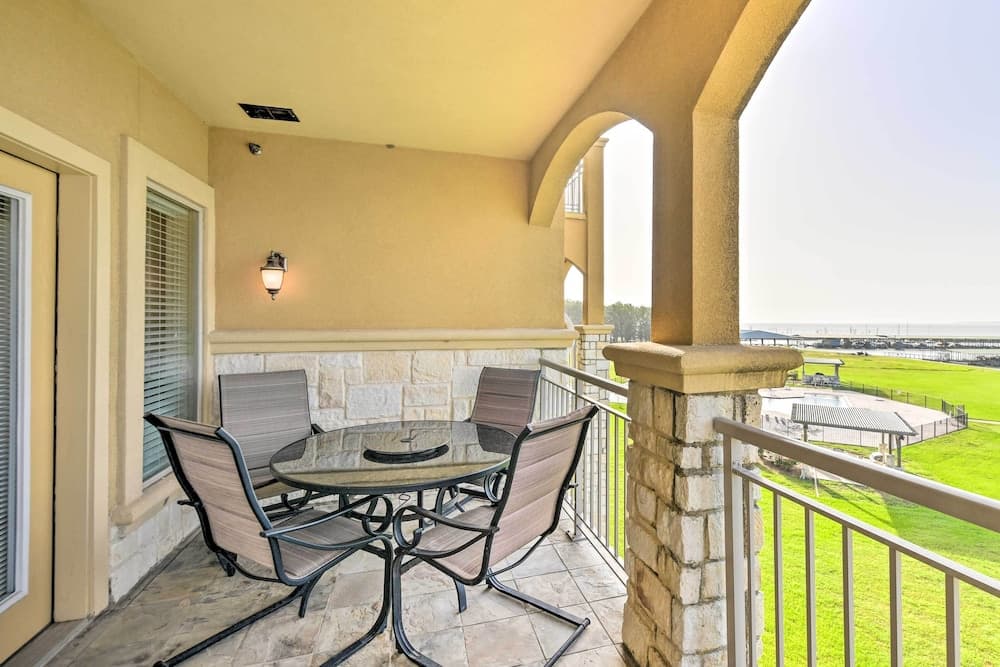 Lakefront Corsicana Condo: Pool & Private Balcony!