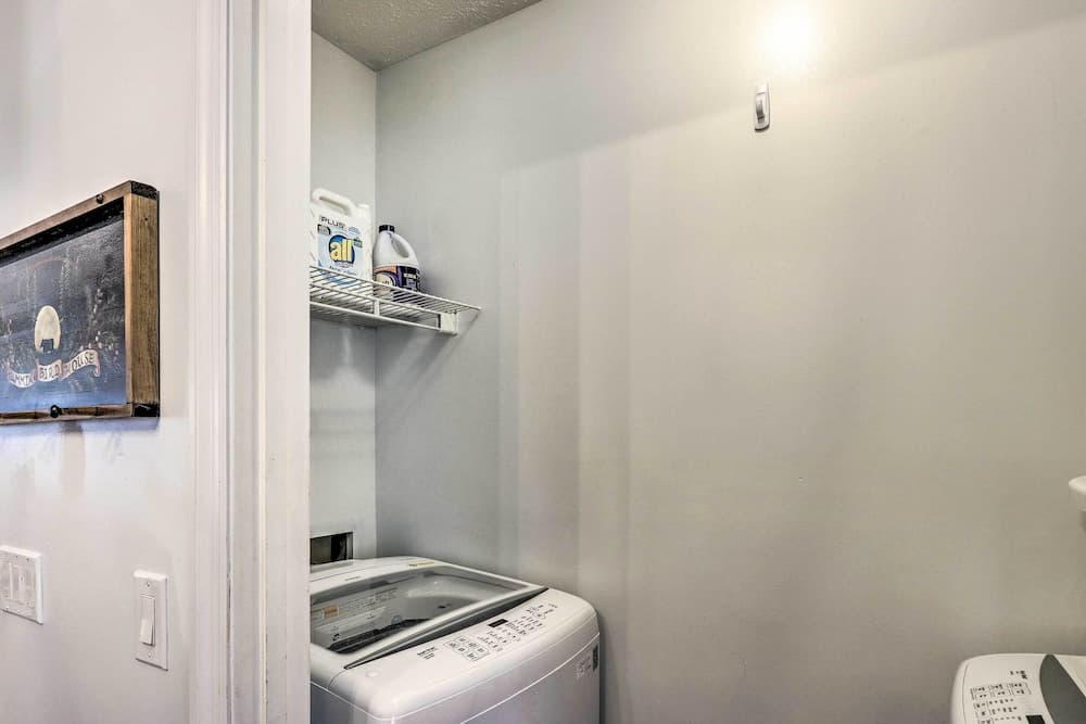 Unwind Fireside: Serene Murphy Escape w/ Hot Tub!