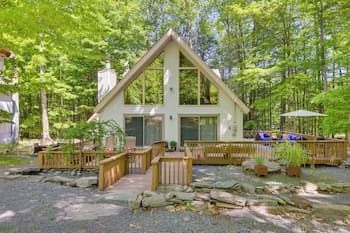 Chalet on the Green: Cozy Lake Ariel Retreat!