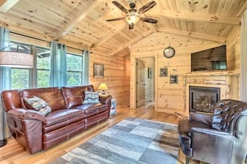 'clover Cabin' w/ Hot Tub+deck in Hocking Hills!