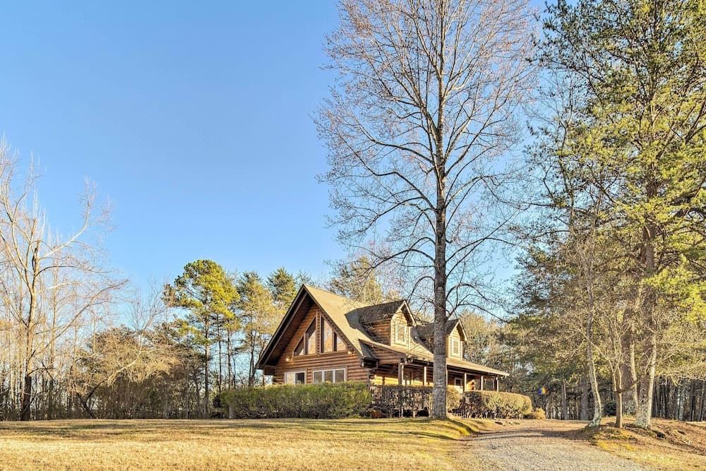 Quaint Cabin w/ Deck & Loft: 10 Mi to Lake Lure!