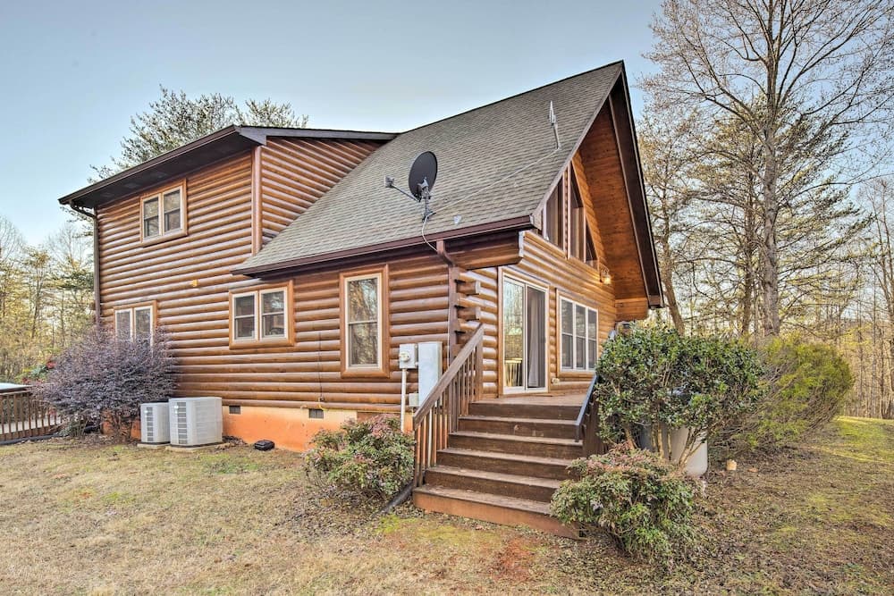 Quaint Cabin w/ Deck & Loft: 10 Mi to Lake Lure!