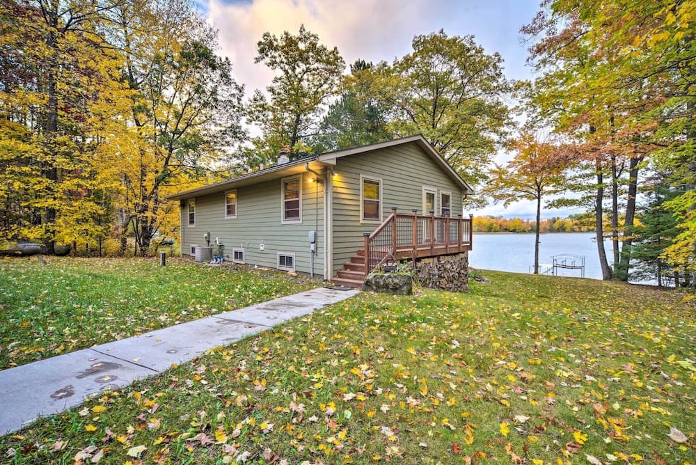 Cozy Hayward Cottage w/ Dock & Lakefront View