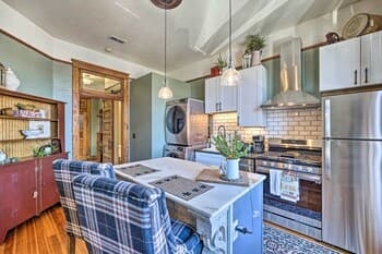 Downtown Condo: Walk to Shops & Restaurants!