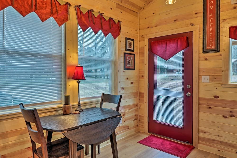 Cozy Heber Springs Cabin w/ Deck & Dock!