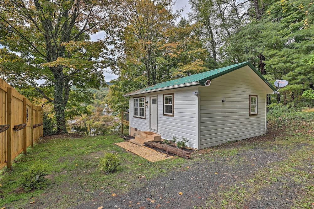 Hilltop Hideaway w/ Scenic Views & Hot Tub!