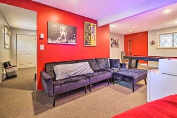 Cozy Pocono Summit Getaway: Walk to the Lake!