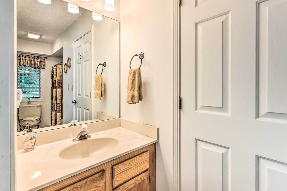 Lake Toxaway Cabin w/ Fire Pit - 1 Mi to Marina