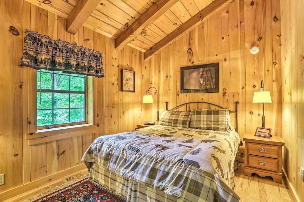 Lake Wallenpaupack Cabin w/ Shared Pool!