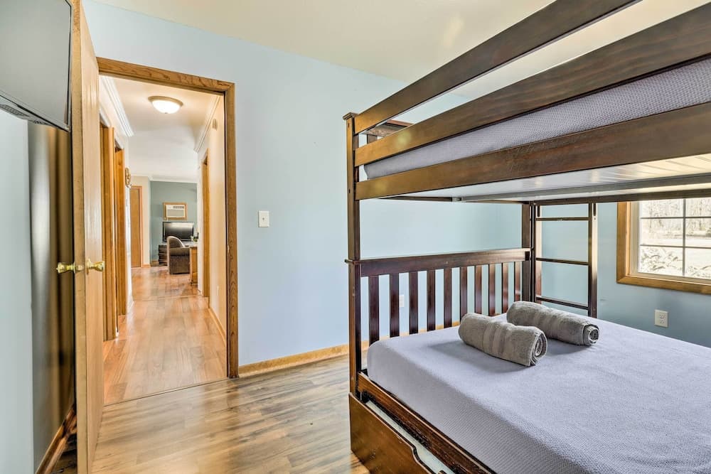 Mears Abode w/ Pool Access, Near Silver Lake!