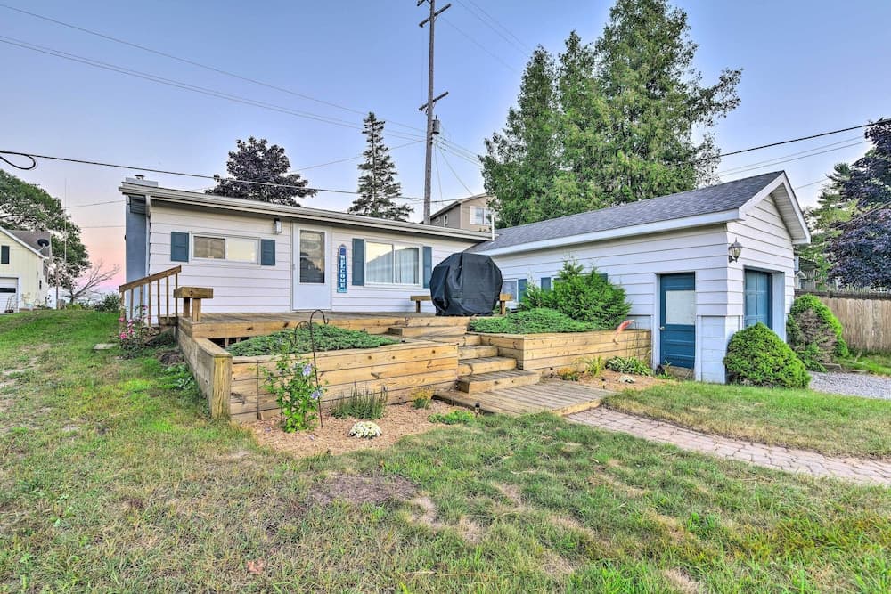 East Tawas Cabin w/ Lake Huron Access & Views