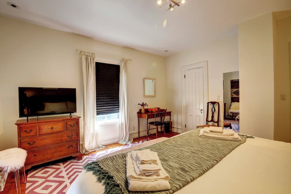 Walk to Downtown: Pet-friendly Millerton Home!