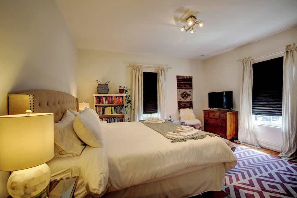 Walk to Downtown: Pet-friendly Millerton Home!