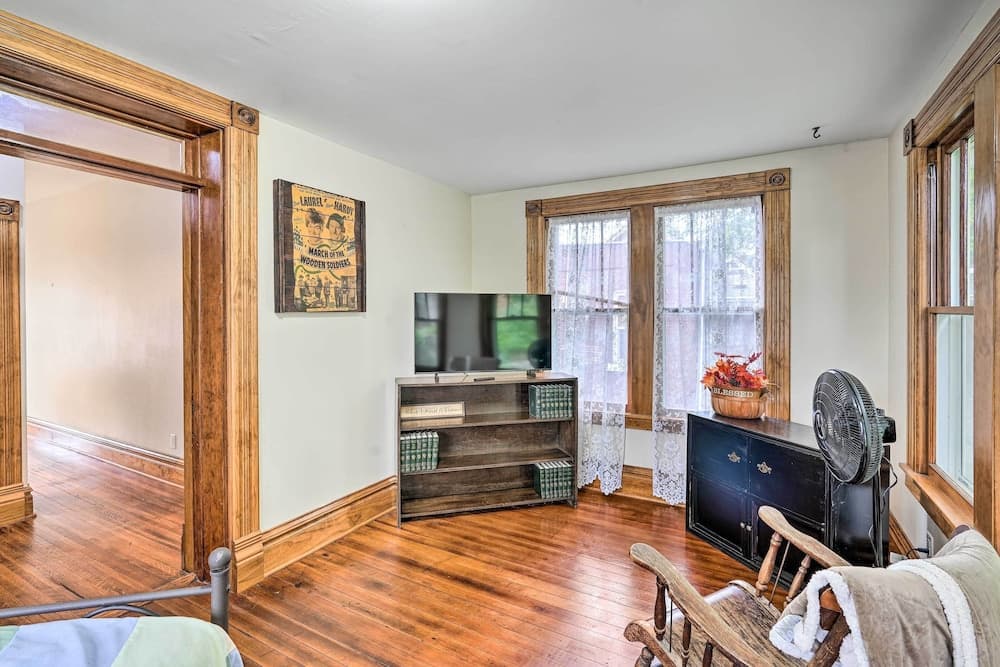 < 1 Mi to Downtown: Historic Dubuque Gem!