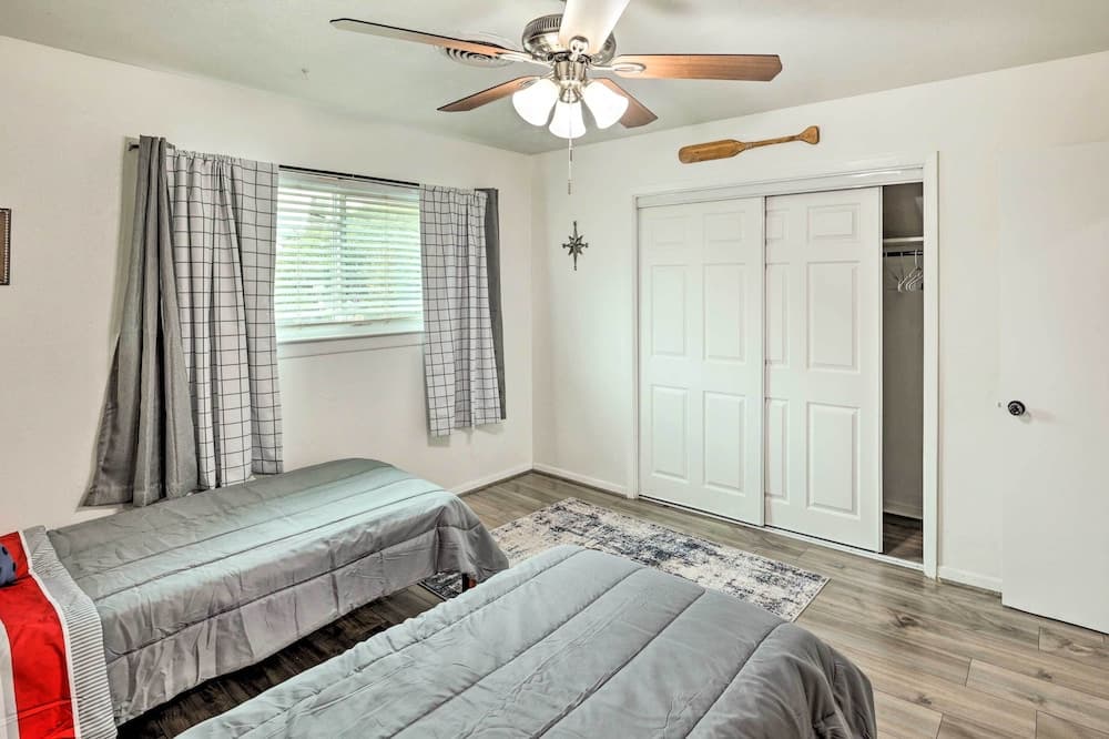 Fort Worth Retreat w/ Fenced Yard & Fire Pit!