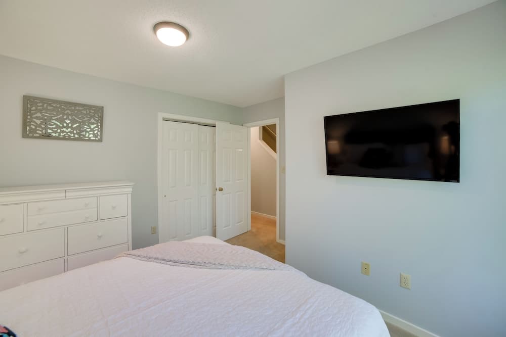 Lovely Condo w/ Deck, 1 Mi to Wintergreen Resort!