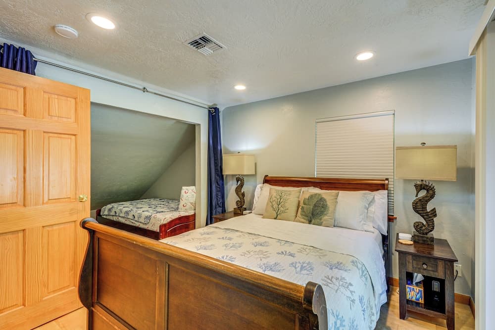 Shelton Gem w/ Kayaks: Private Beach Oyster Hunt