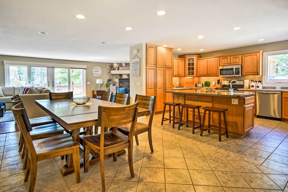 Spacious Mears House -steps From Lake Michigan!